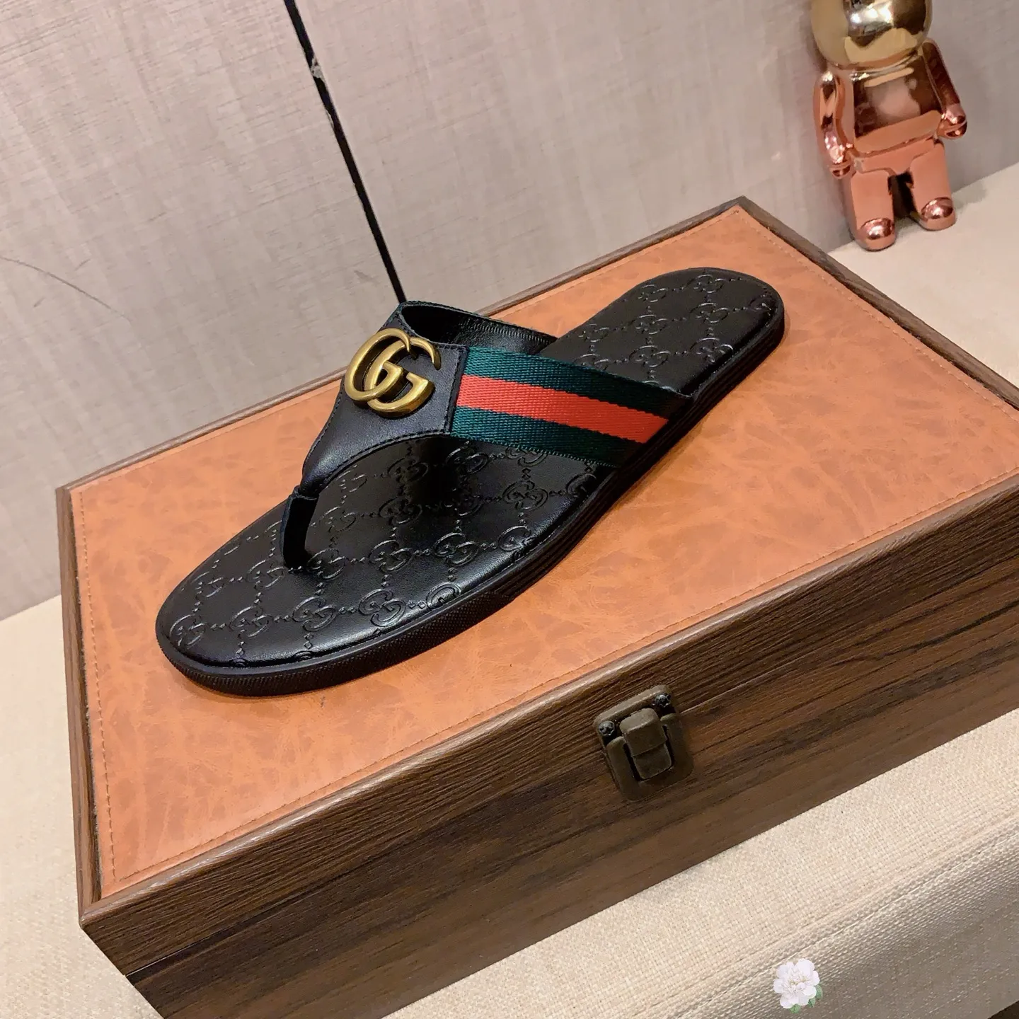 Slippers: New model: Factory price: 260💰💰🎩🎩🔥🔥《 Gucci* 》Series of slippers top purchasing agent🔍🔍Sold at the same time for men, original Italian imported webbing made of selected cowhide, exquisite workmanship,), sole: (super comfortable) original factory special sole, ⚠️exclusive double-layer movable molded sole super comfortable⚠️, real shot🎬the real thing is more beautiful🔍🔍266 regular code 38-44, can be ordered 45.